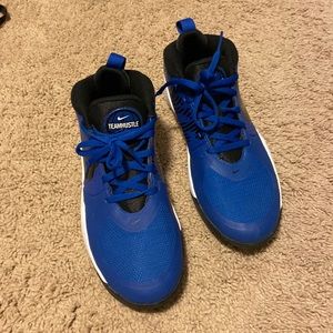 Nike - youth Team Hustle basketball shoes- youth size 5